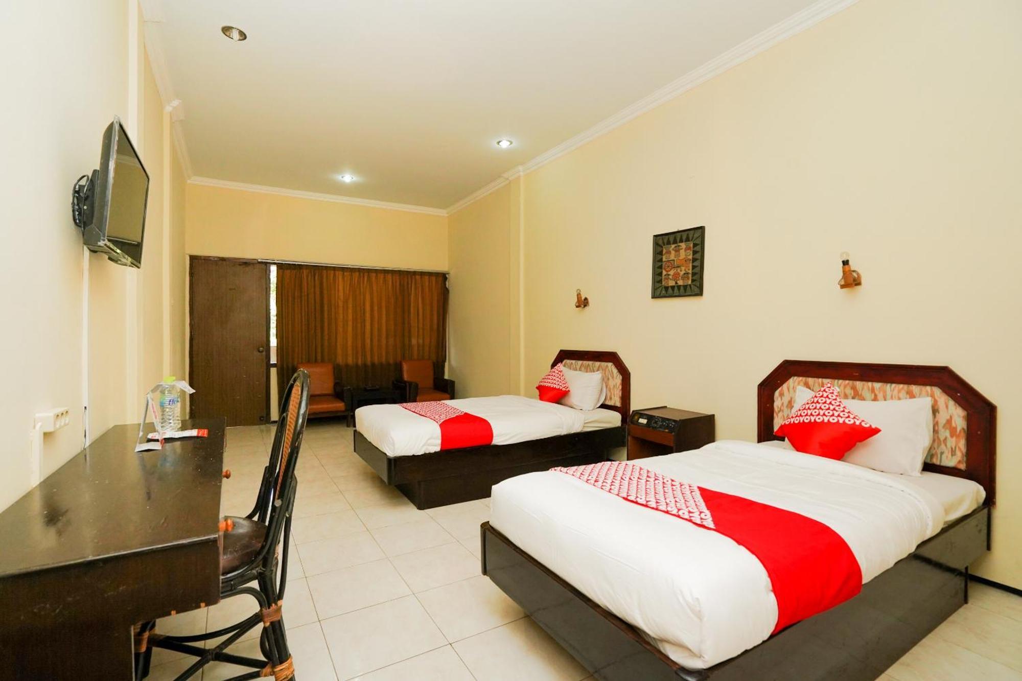 Oyo 1652 Hotel Tampiarto Probolinggo Zewnętrze zdjęcie