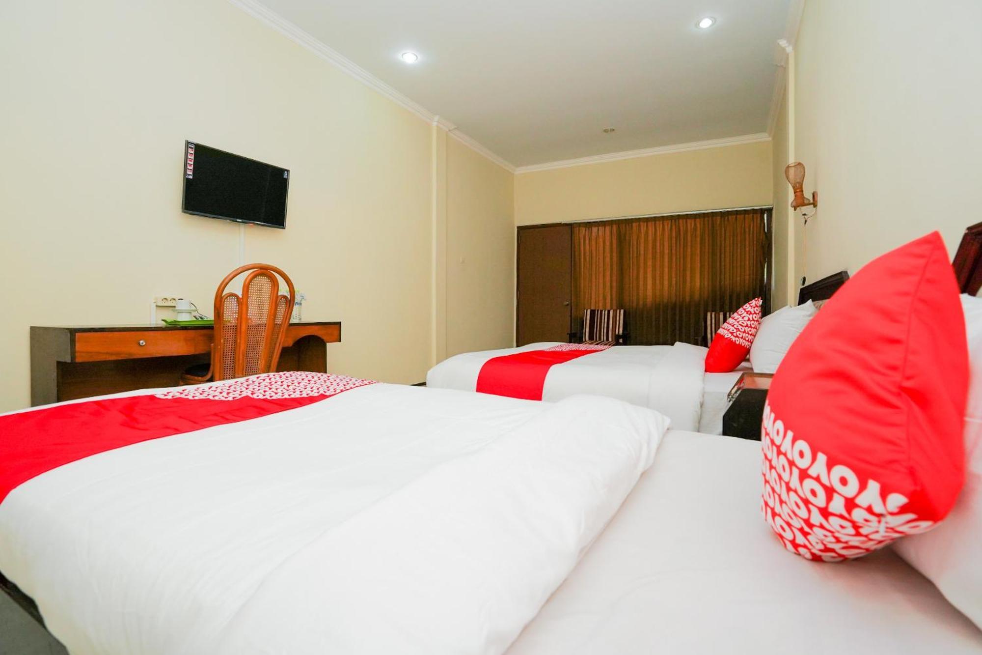 Oyo 1652 Hotel Tampiarto Probolinggo Zewnętrze zdjęcie
